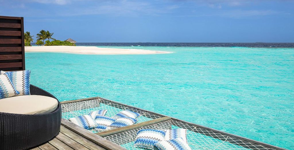 NH Maldives Havodda Resort, Overwater Villa und Strand mit Blick auf das Hausriff