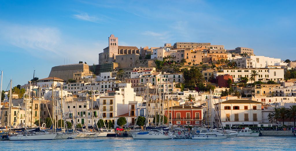 Entdecken Sie die Schönheit der Altstadt von Ibiza.