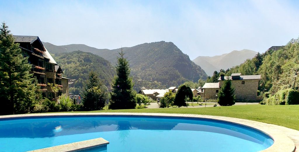 Habitación de hotel con vistas a la montaña y jacuzzi