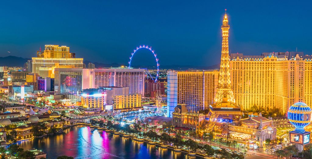 Le Strip de Las Vegas illuminé à la nuit tombée, grande roue et casinos