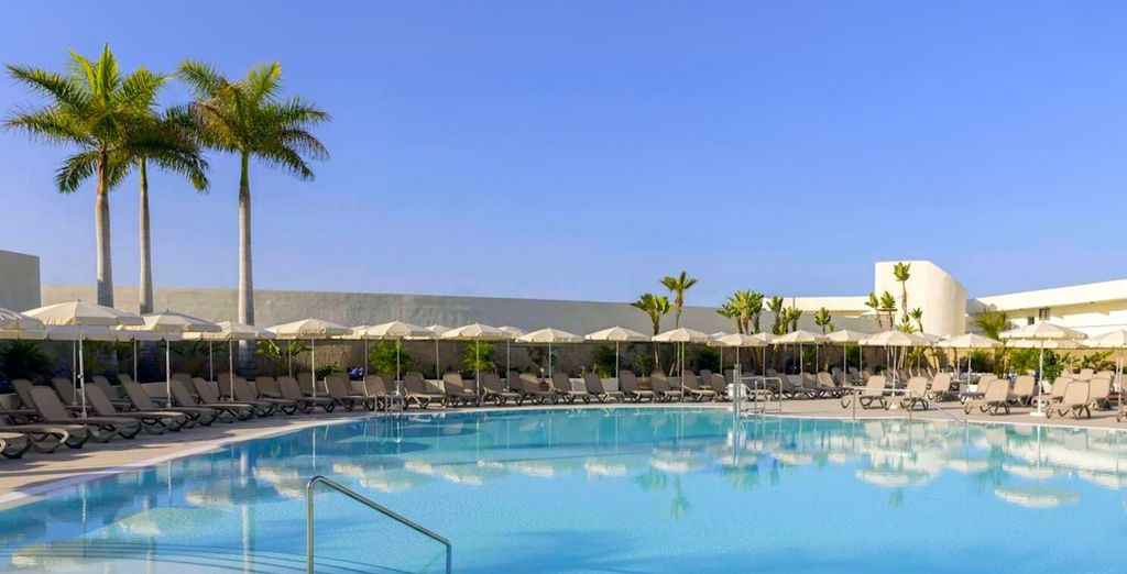 AluaSoul Costa Adeje 4 étoiles, grande piscine et palmiers à Ténérife