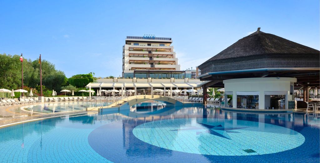 Savoy Beach Hôtel 5 étoiles à Bibione, piscine et terrasse face à la plage