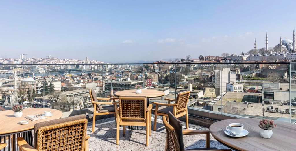 Terrasse avec vue sur la vieille ville d'Istanbul