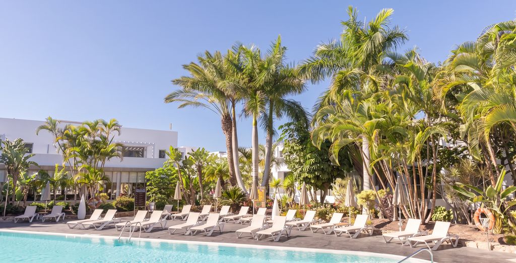 Ôclub R2 Bahía Playa Design Hotel & Spa 4 étoiles à Fuerteventura, transats et palmiers