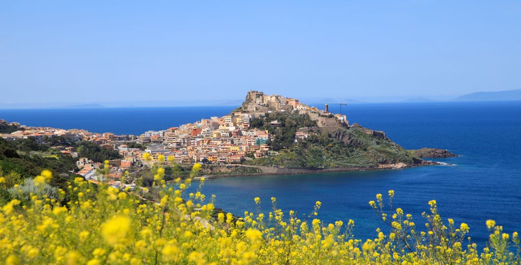Le rocher de Castelsardo, son bourg médiéval et son château dominant la mer en Sardaigne