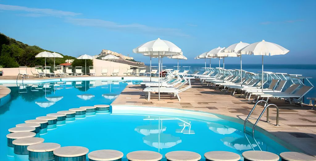 Castelsardo Resort 4 étoiles, piscine et terrasses face à la mer