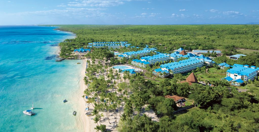 Hôtel Dreams La Romana Resort & Spa 5 étoiles, vue aérienne sur la plage et la forêt