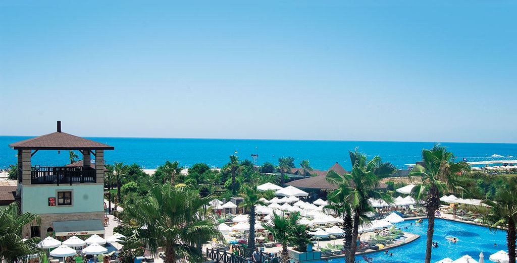 Orange County Belek 5 étoiles, piscine bordée de palmiers face à la Méditerranée