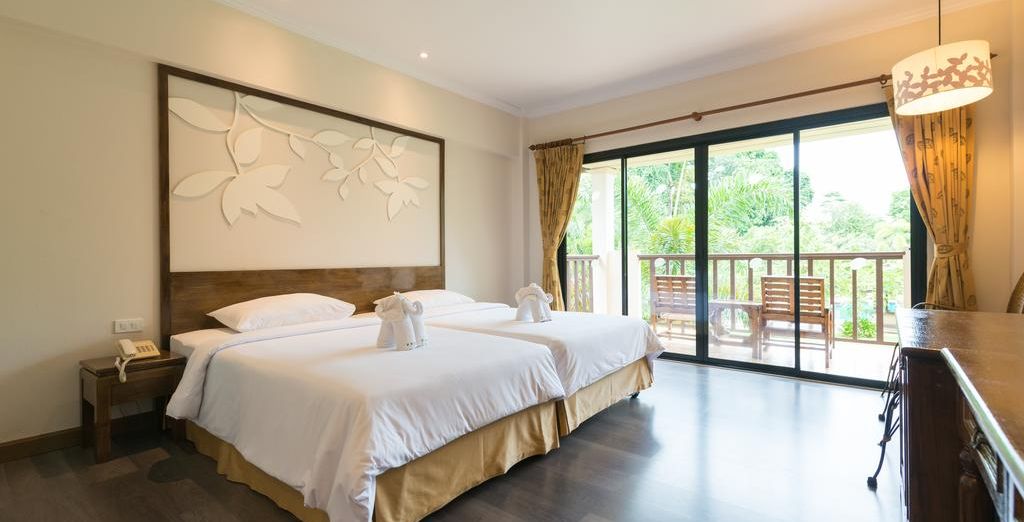 GLOW Pratunam Bangkok + T-Villa Phuket + The Leaf on the Sands Khao Lak 4*