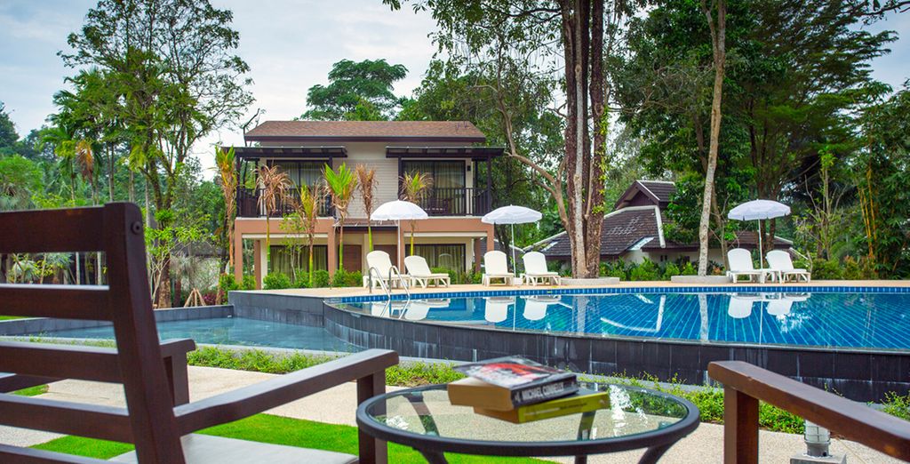 GLOW Pratunam Bangkok + T-Villa Phuket + The Leaf on the Sands Khao Lak 4*