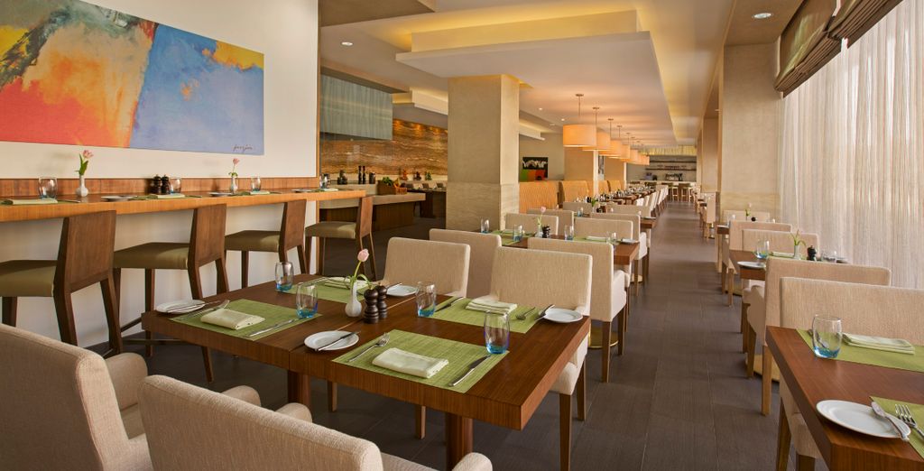 Doubletree by Hilton Hotel & Residence Al Barsha MOE 4* + Radisson Blu Yas Island 4*