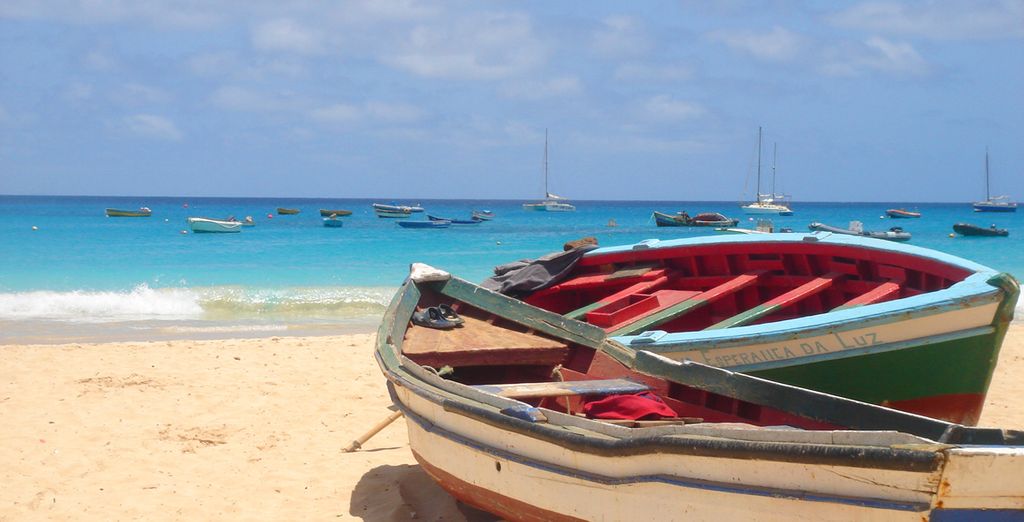 Fotografia delle spiagge di sabbia fine di Capo Verde, delle sue acque turchesi e delle sue barche colorate