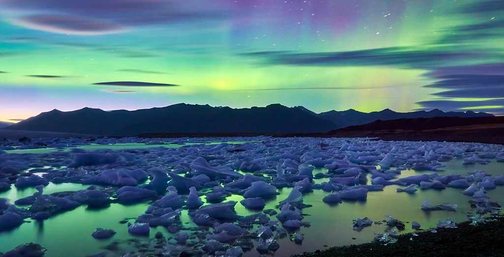 Le terre imperdibili del Nord Europa, l'aurora boreale e il ghiaccio sciolto sui bellissimi laghi islandesi