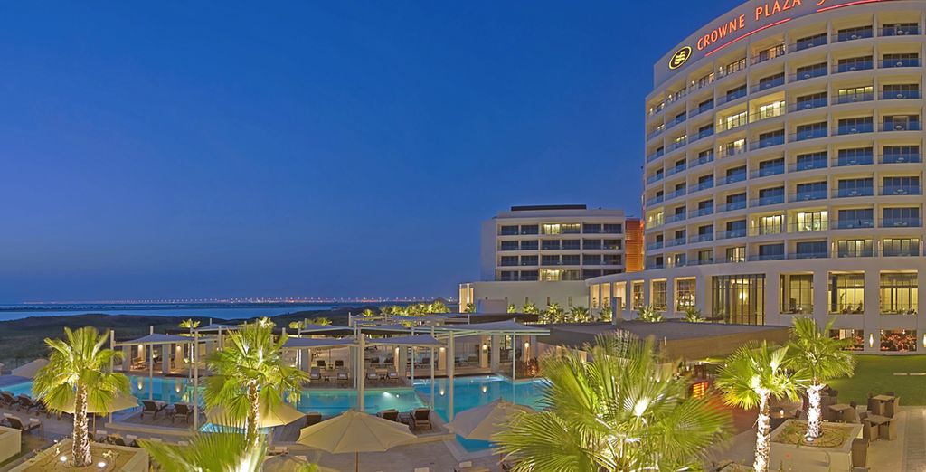 Dubai Hotel JA Ocean View & Abu Dhabi Crownw Plaza YAS