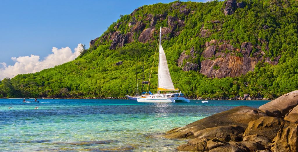 Crociera nel cuore delle Seychelles, coste rocciose, acque turchesi e montagne verdi e scoscese
