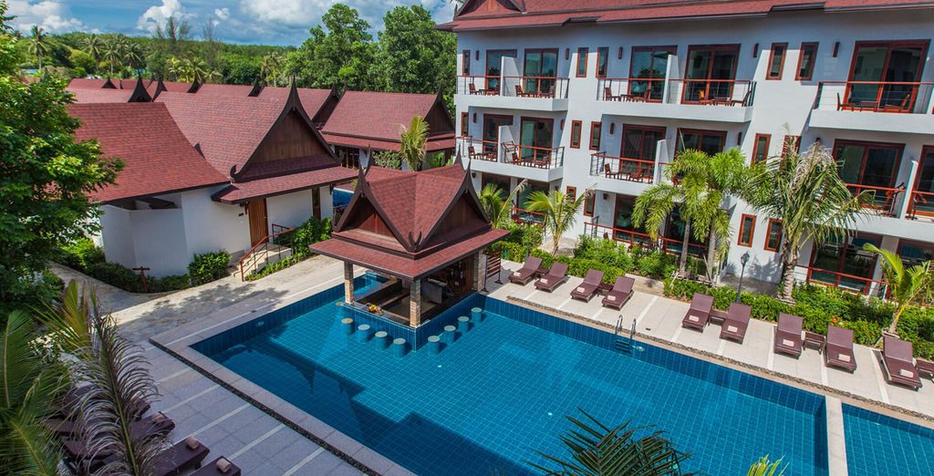 GLOW Pratunam Bangkok + T-Villa Phuket + The Leaf on the Sands Khao Lak 4*