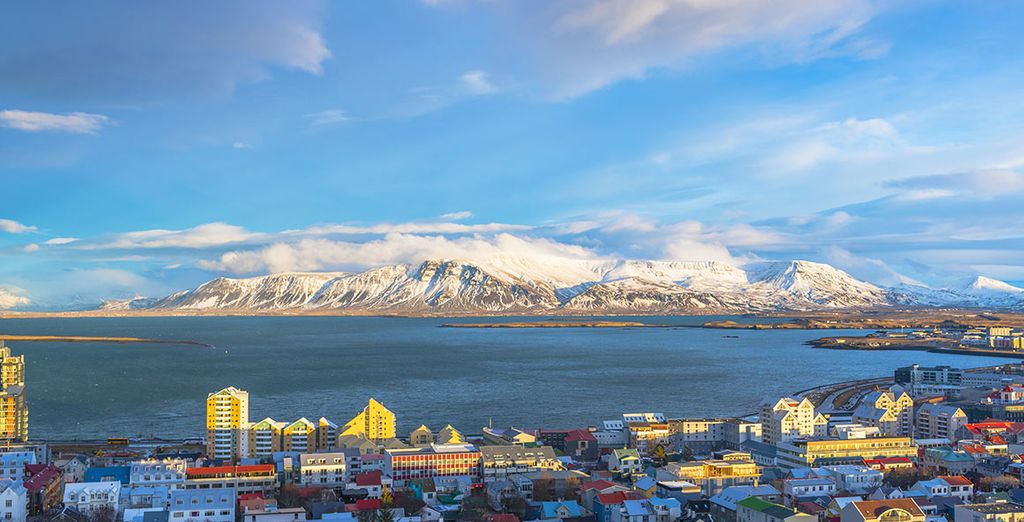Fotografia della città di Reykjavik e vista sulle montagne innevate