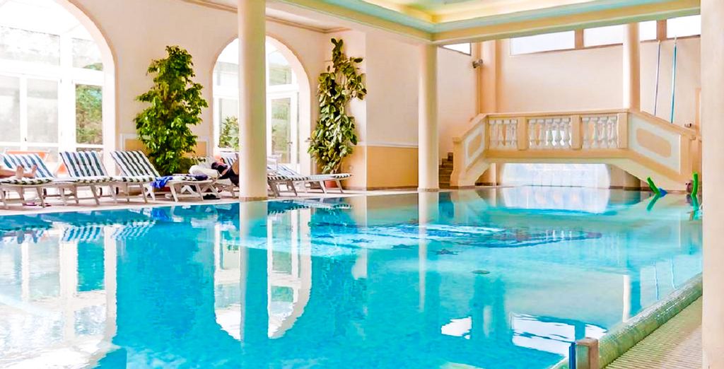 Hotel di lusso a Roma con piscina e zona relax, vicino a tutte le attività