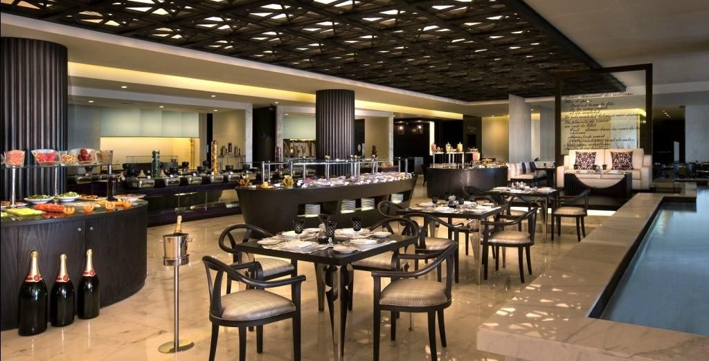 Al Bustan Palace, A Ritz Carlton Hotel 5* con possibile soggiorno a Abu Dhabi