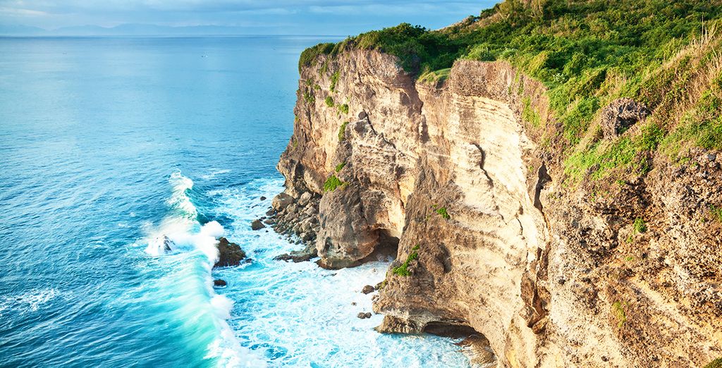 Tavel Guide to Bali : Uluwatu Cliff