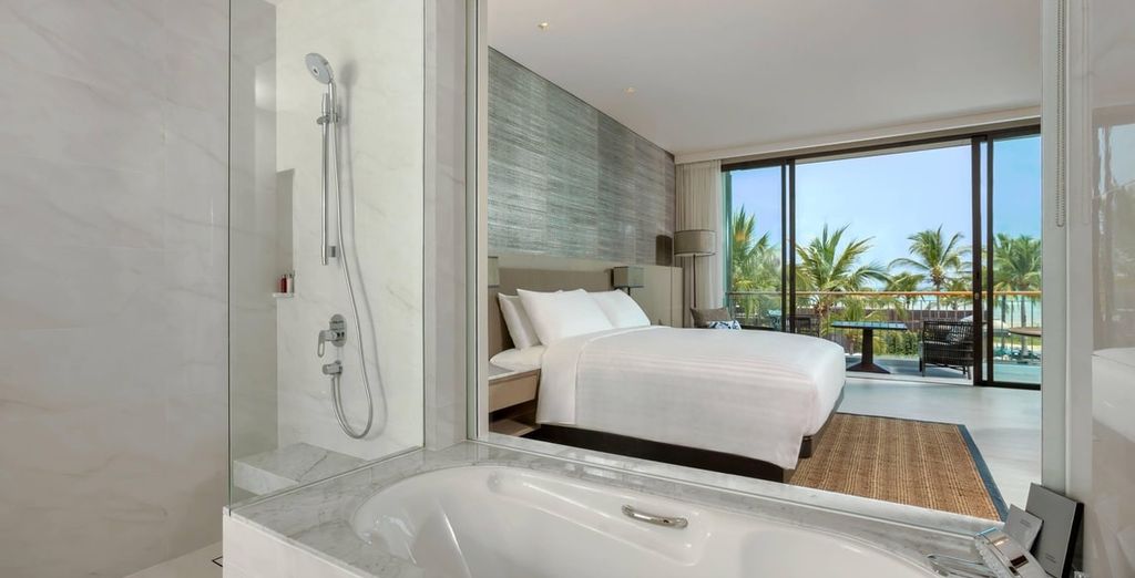 Grand Hyatt Abu Dhabi Hotel & Residences Emirates Pearl 5* e Phuket Marriott Resort and Spa, Nai Yang Beach 5*