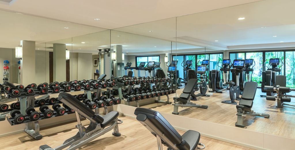 Grand Hyatt Abu Dhabi Hotel & Residences Emirates Pearl 5* e Phuket Marriott Resort and Spa, Nai Yang Beach 5*