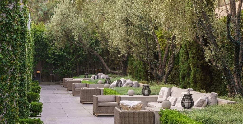 Le jardin-terrasse du Luxe Sunset Boulevard Hotel 4 étoiles, à Los Angeles
