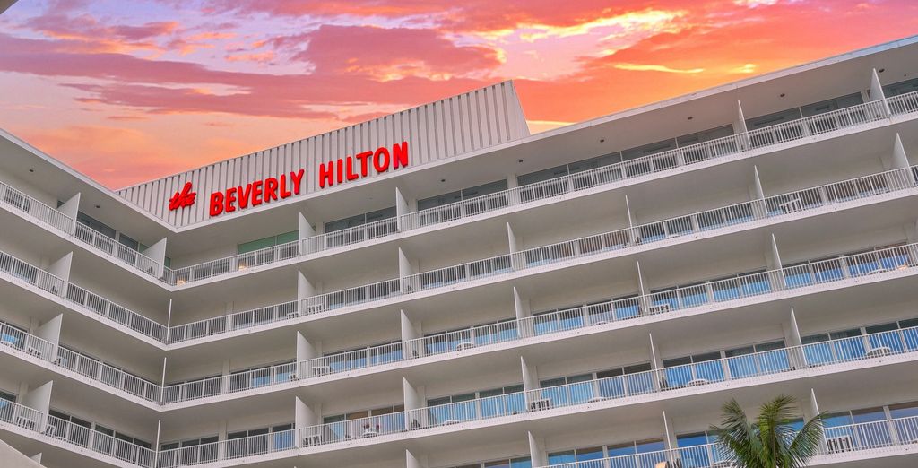 La façade et l'enseigne du Beverly Hilton 4 étoiles, à Beverly Hills