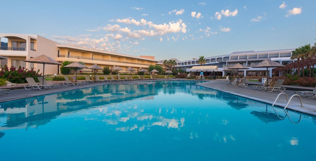 Lutania Beach Hotel 4*