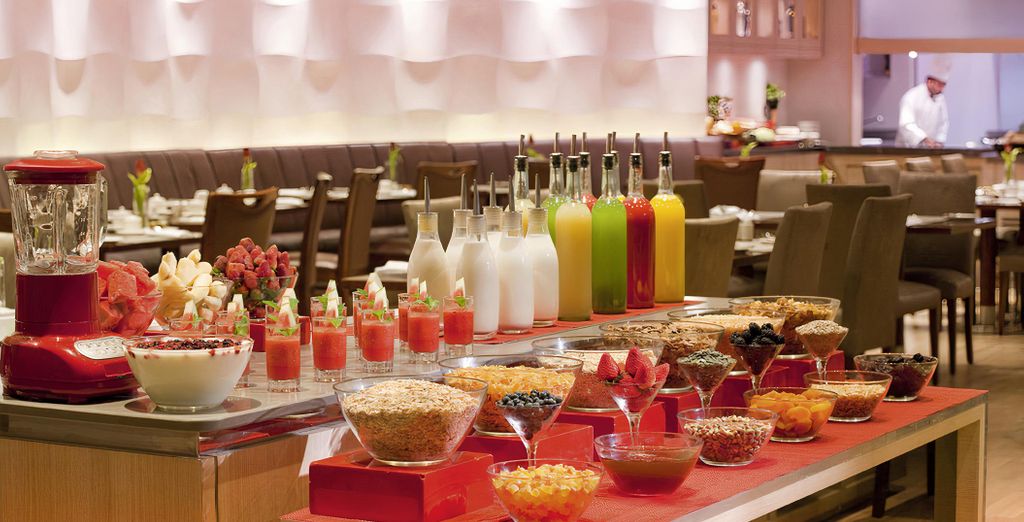 Mövenpick Bur Dubai by Accor 5* e Al Raha Beach Hotel 5*