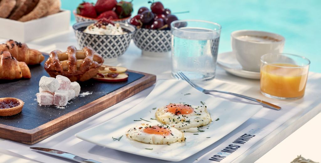 Mr & Mrs White Paros 4*