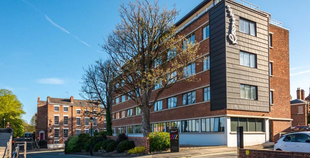 Roomzzz Chester City Aparthotel 4*