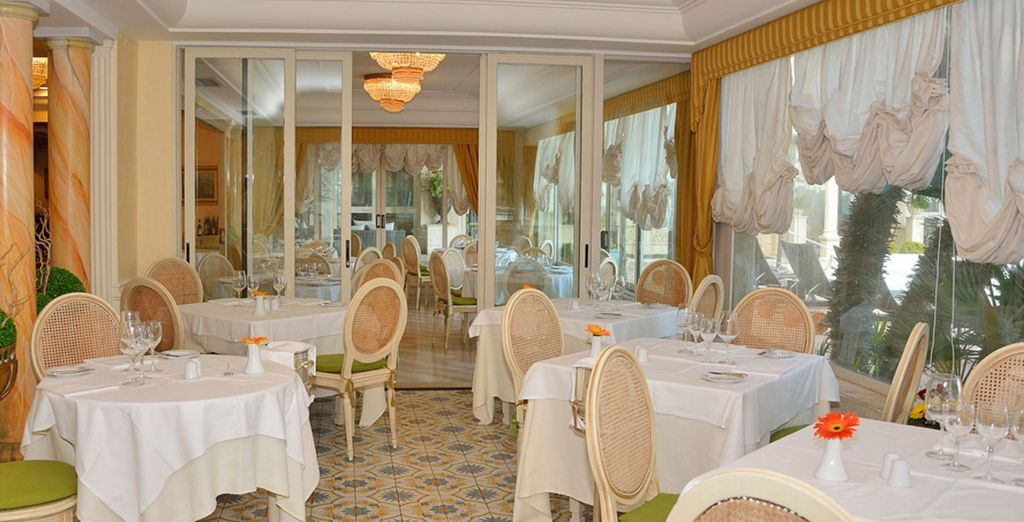 Hellenia Yachting Hotel 4*