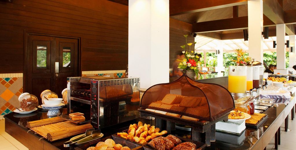 Rawai Palm Beach Resort 4*, Paradise KohYao Resort 4*, Peace Laguna Resort & Spa 4* e possibile pre-estensione al Mode Sathorn Hotel Bangkok 4*