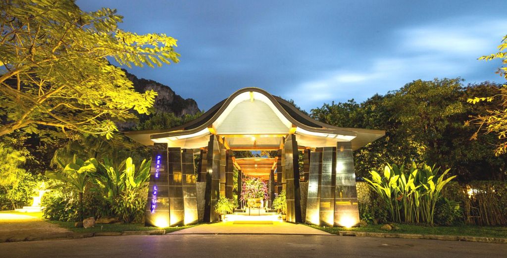 Rawai Palm Beach Resort 4*, Paradise KohYao Resort 4*, Peace Laguna Resort & Spa 4* e possibile pre-estensione al Mode Sathorn Hotel Bangkok 4*