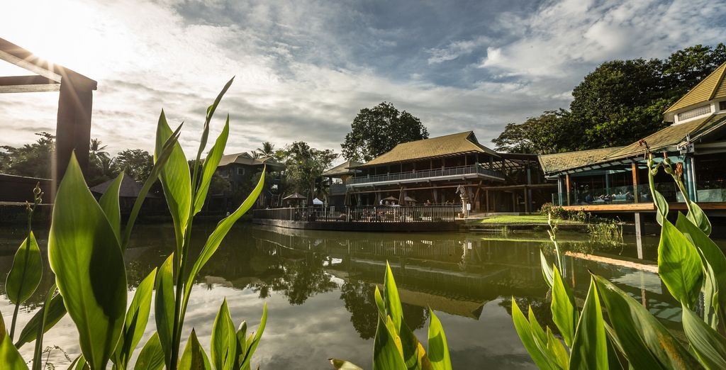 Rawai Palm Beach Resort 4*, Paradise KohYao Resort 4*, Peace Laguna Resort & Spa 4* e possibile pre-estensione al Mode Sathorn Hotel Bangkok 4*