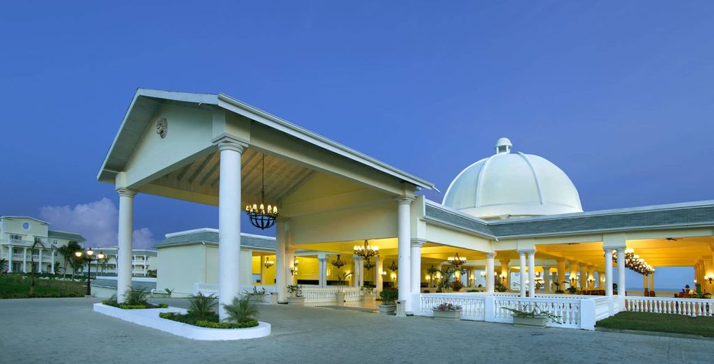 Grand Palladium Lady Hamilton Resort & Spa 5*