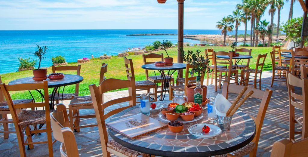 Cavo Maris Beach Hotel 4* 