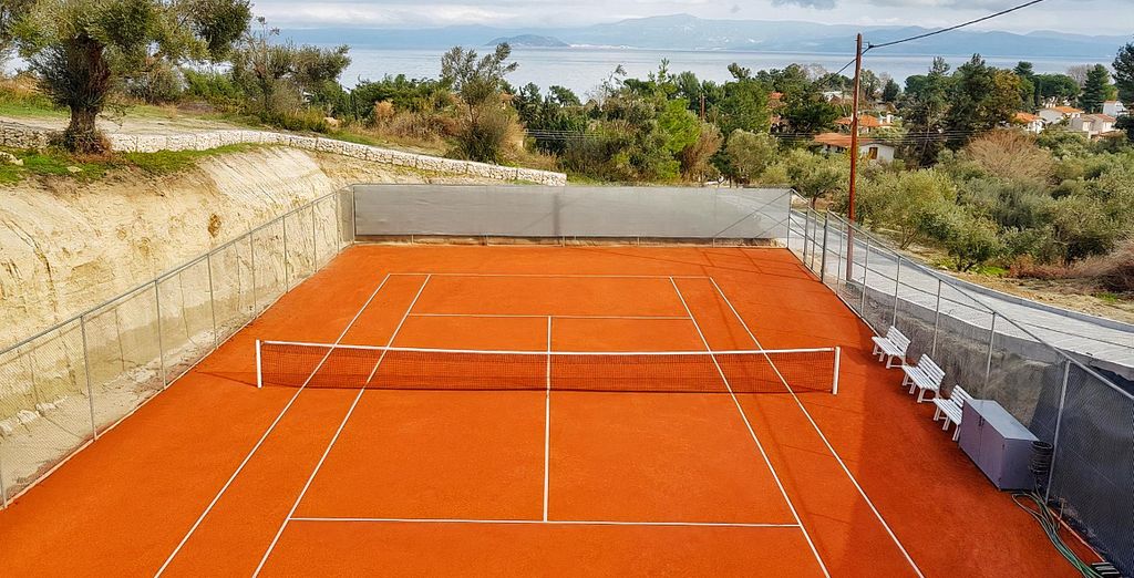 Bungalow White Tennis Apartments & Suites