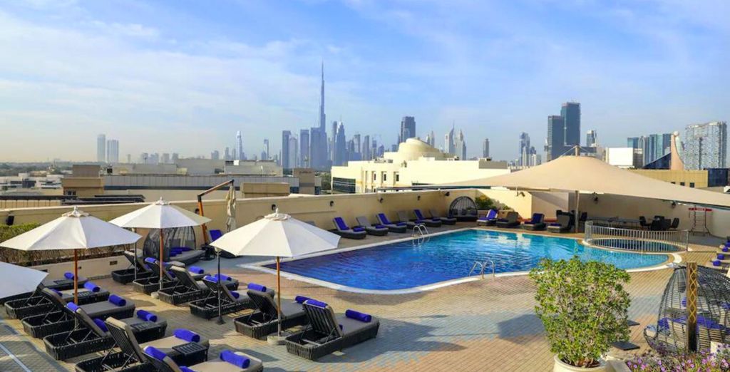 Mövenpick Bur Dubai by Accor 5* e Al Raha Beach Hotel 5*
