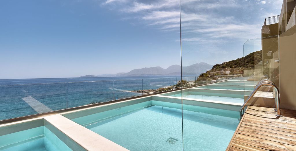 Hotel di lusso con piscina esterna riscaldata e zona relax per una vacanza indimenticabile al sole