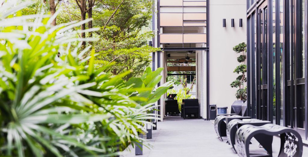 Away Chiang Mai Thapae Resort - A Vegan Retreat 4* e Wyndham Grand Nai Harn Beach Phuket 5* con possibile pre-estensione al Cross Vibe Bangkok Sukhumvit 4* 