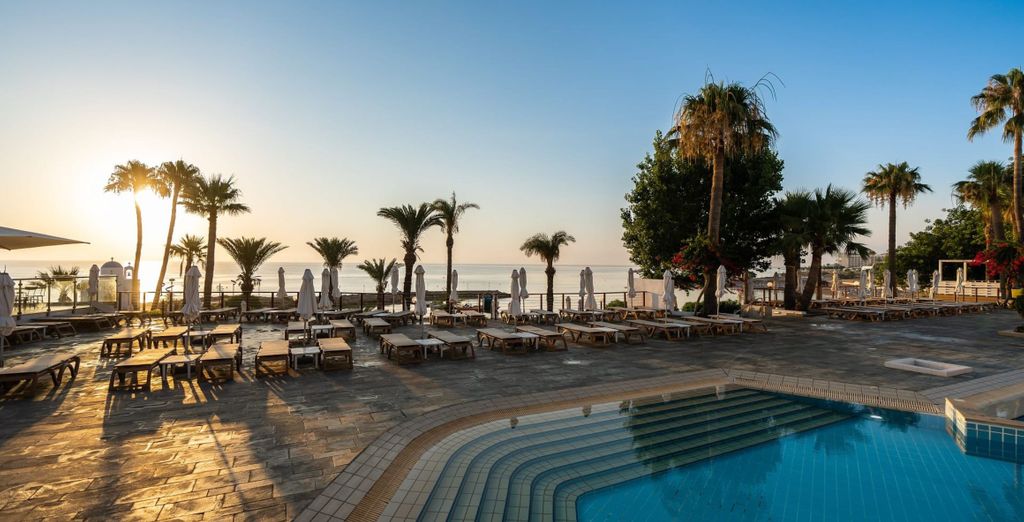 Golden Coast Beach Hotel 4*