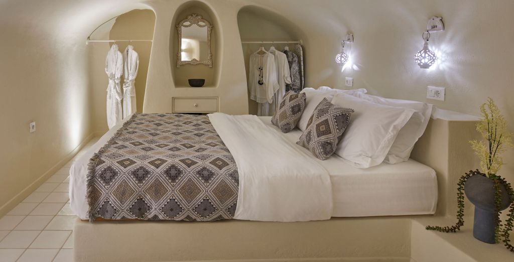 Luna Santorini Suites and Villas