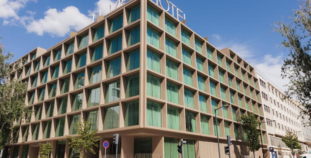 Lumen Hotel & The Lisbon Light Show 4*
