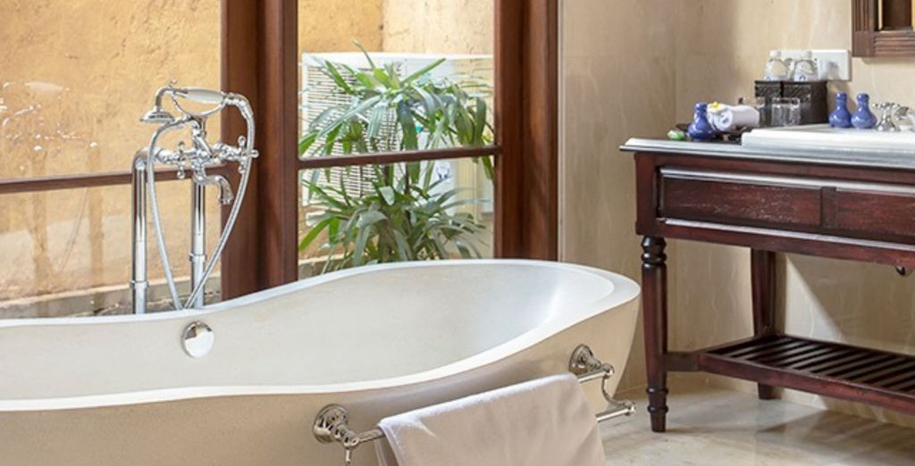 Combinato: Dwaraka The Royal Villas 4*, Anema Resort 5* e Renaissance Uluwatu 5*