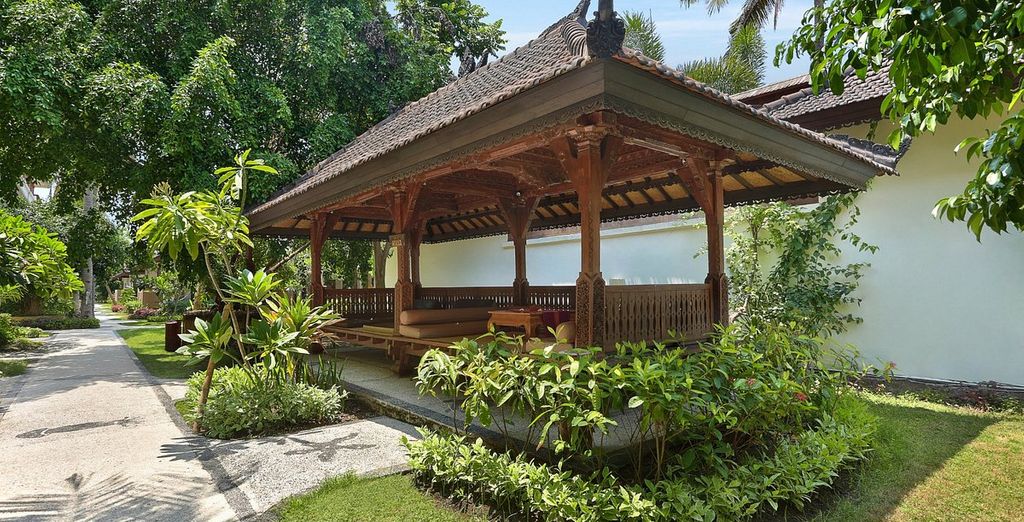 FuramaXclusive Resort & Villas 4*, Ombak Sunset 4* e Cross Bali Breakers 5*