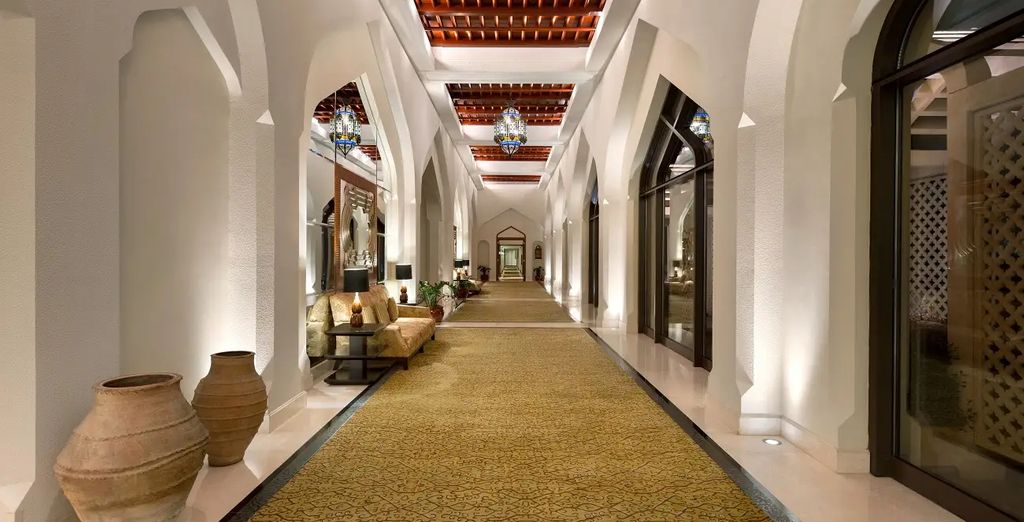 Combinato: Crowne Plaza Muscat Ocec, an IHG Hotel 4* e Al Waha Resort - Shangri-La Barr Al Jissa 5*