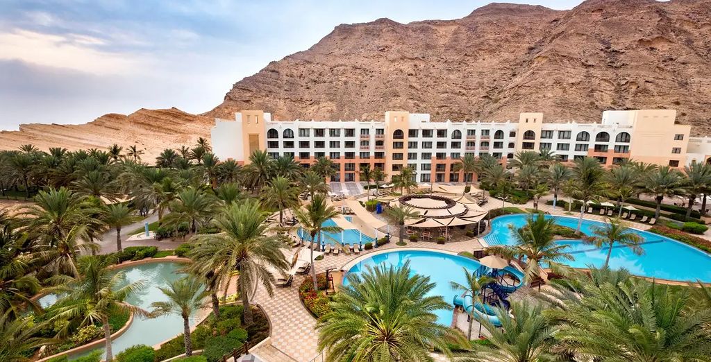 Combinato: Crowne Plaza Muscat Ocec, an IHG Hotel 4* e Al Waha Resort - Shangri-La Barr Al Jissa 5*