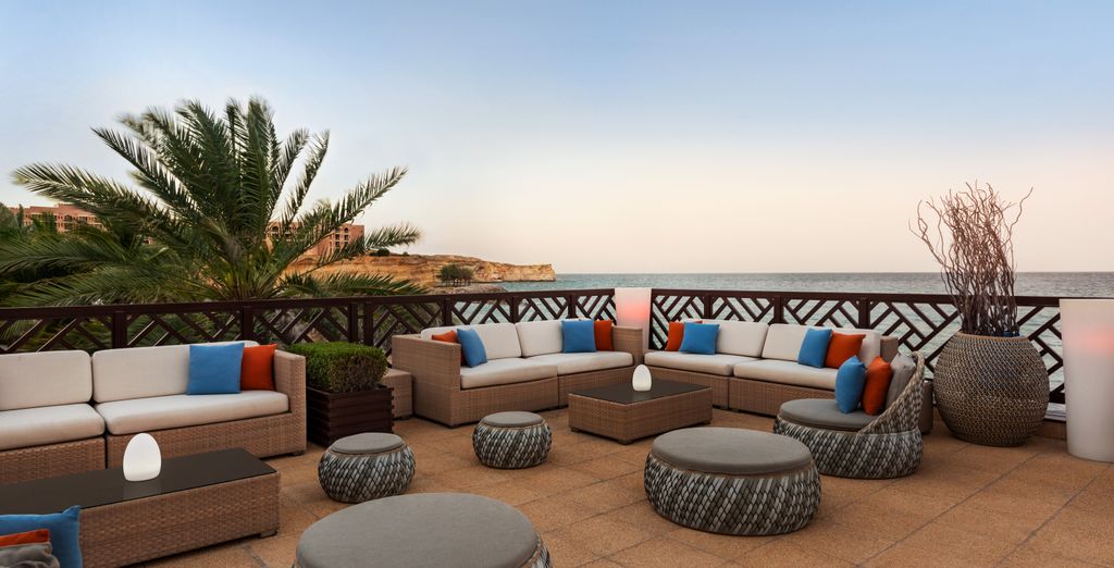 Combinato: Crowne Plaza Muscat Ocec, an IHG Hotel 4* e Al Waha Resort - Shangri-La Barr Al Jissa 5*